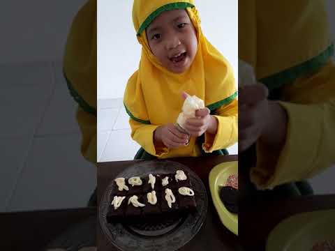 Khalisa menghias cake