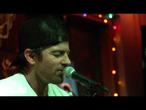 Kip Moore - "Hey Pretty Girl" (Acoustic) - NASH FM 94.7's Up Close and Country