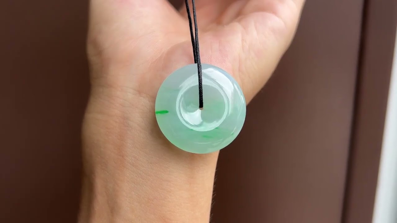 Icy-Waxy Vivid Green Thread Buckle Pendant