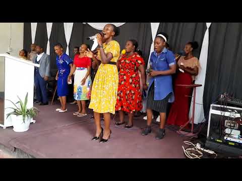 Tunaleta sifa zetu kwako Mungu.