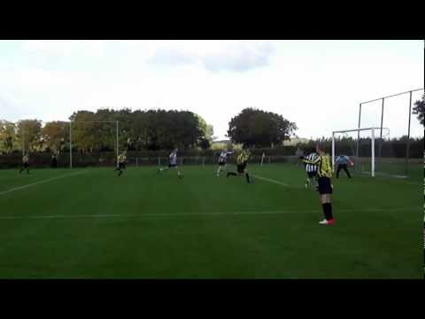 Tricht C1 scoort de 1-0 tegen Baardwijk C1 (29-09-2012)