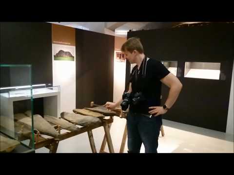 Mạnh Tiến chơi đàn Đá - Manh Tien spielt Litophon