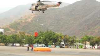 preview picture of video 'Helicoptero abasteciendose de agua para incendios 1/2'