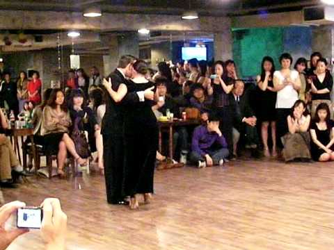  Natalia Hills  and  Gabriel Missé  are  dancing  to  the  milonga  "  Reliquias Porteñas  "
