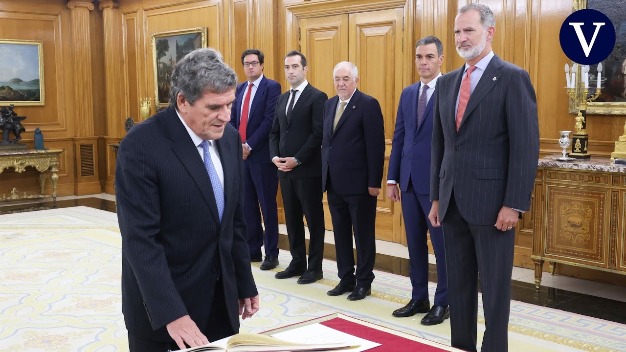 The new governor of the Bank of Spain, José Luis Escrivá, takes the oath of office before the king
