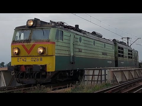 "Czapajew" ET42-029 w historycznych barwach na wiadukcie w Mimowoli