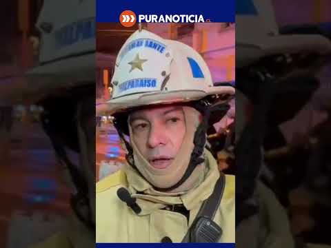 Rescatan a adultos mayores tras colapso en Valparaíso