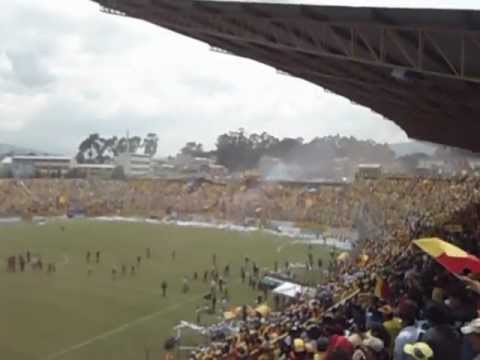"El mejor recibimiento del fútbol de Quito. Aucas en 2da División" Barra: Armagedón &bull; Club: Aucas