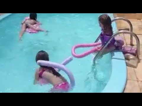 Banho de Piscina com a amiguinha Nalú - Parte 2