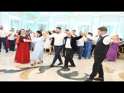 Fatmira Breçani çon dasmorët në këmbë , bashkohet në valle duke kënduar - DASMA SHQIPTARE 2023