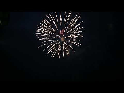 Zoomka fireworks - 4” Shell Brocade Crown w/Red Strobe Pistil