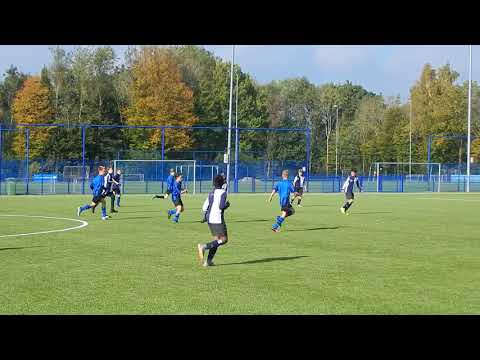 Bauke snijdt door de verdediging, maar zijn effectbal gaat net naast.