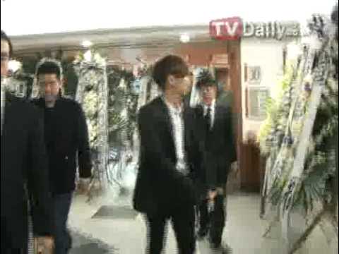 [Topstar Fansite]TD新闻H.O.T成员等艺人悼念安毅俊