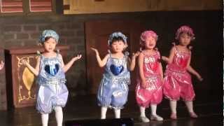 Kids sing English song with dances.mp4