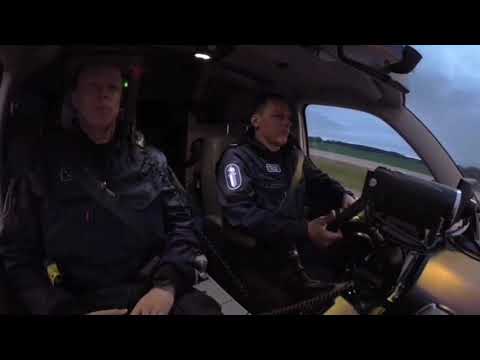 Mopojonne ajaa poliisia pakoon