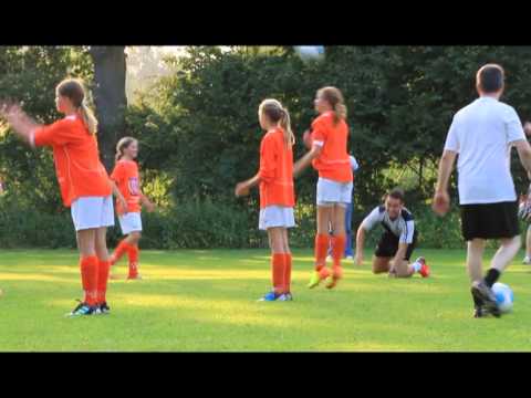 Alex Schalk traint de Moerse Boys Meiden D1