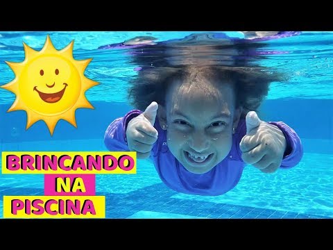 Maria Clara playing at the swimming pool - MC Divertida