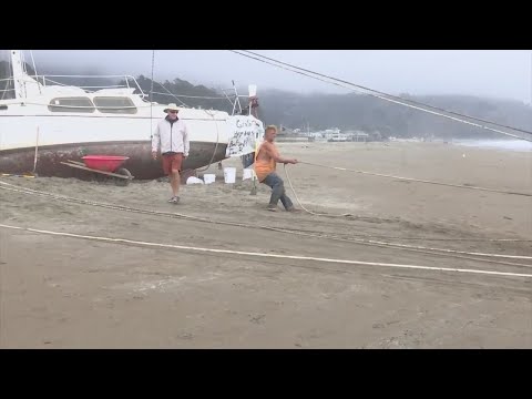 Captain works to free sailboat stranded on Stinson Beach