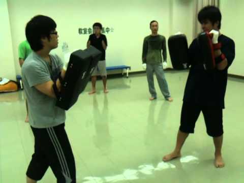 ファイトクラブ大阪　ミドルキックの説明