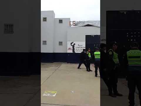 🔴VIOLENTO ENFRENTAMIENTO ENTRE GRUPOS DESATA PÁNICO CERCA A COLEGIO EN MI PERÚ‼️🚨