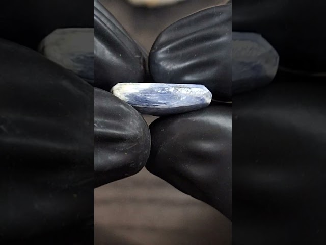 حجر كيانيت أزرق متوهج طبيعي