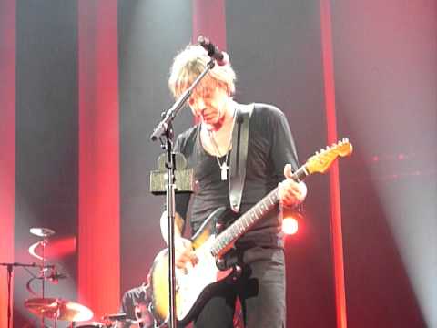 Videoclip de Juste une illusion (Live) — Les Enfoirés