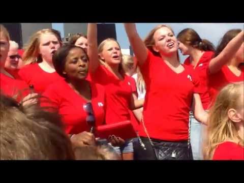 Voetbaldames uit Lochuizen gehuldigd