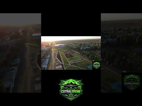 🚁✨ Despegando desde el corazón de Plaza Huincul #DroneArgentina #VistaAerea #ParqueDeLaSupervivencia