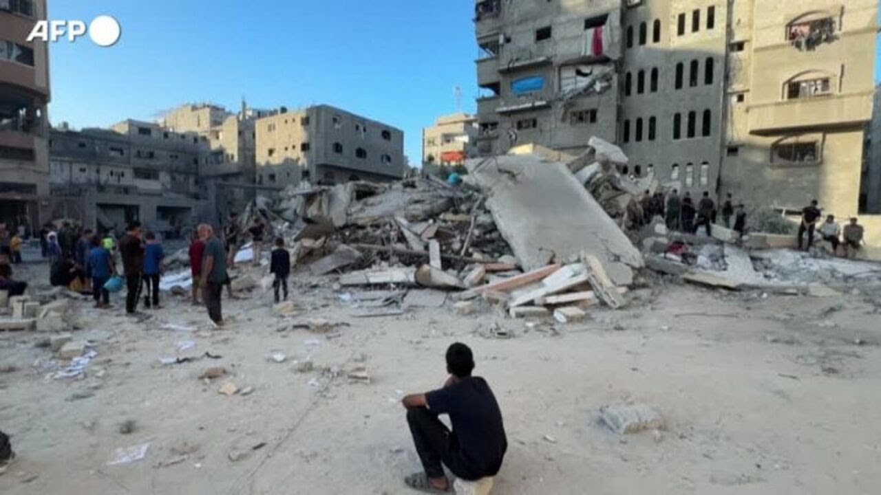 Gaza, palestinesi fra le macerie dopo l'ennesimo raid israeliano