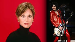 Love Is All Around - Joan Jett (Mary Tyler Moore Show theme)