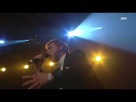 Radioresepsjonen Synger KaraktermakerneJinglen med KORK på Rockefeller