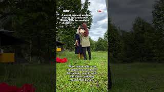 Download lagu A sweet moment as Aina drapes her graduation robes over her mother's shoulder mp3