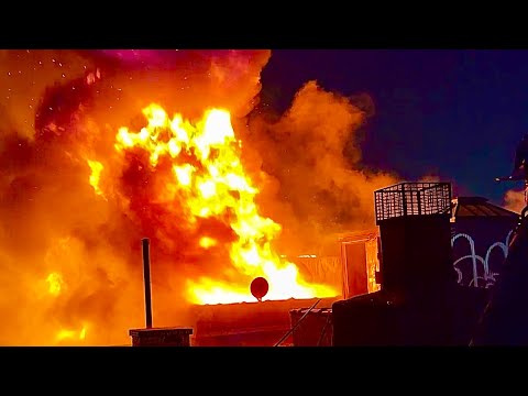 *MASSIVE INFERNO~MAYDAY~RAW FOOTAGE~FDNY BOX 4037~FDNY BATTLING HEAVY FIRE ON MADISON STREET QUEENS*