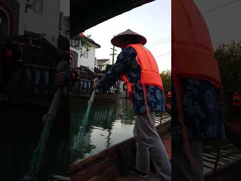 中国蘇州の古都の運河をボートで巡る