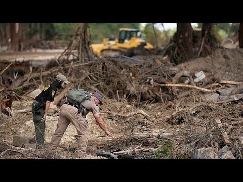 Video Thumbnail: Freiwillige Teams bereiten Mahlzeiten zu, während die Fluthilfe in Texas weitergeht