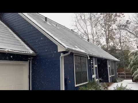Snow caught in action... sliding right off a Tesla Solar roof in Austin, Texas @elonmusk
