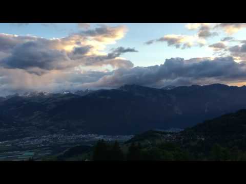 スイスの夏は日が長い。ヴィラールは夜9時でも明るい。【スイス留学.com】