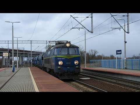 EP07-1010 z IC 3512/3 Piast do Gdyni i ET22-1011 ze zbożówkami przelotem przez stację Żmigród. +RP1
