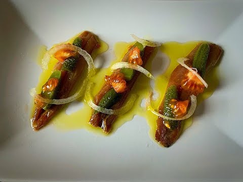 Sardina ahumada, encurtidos y tomate