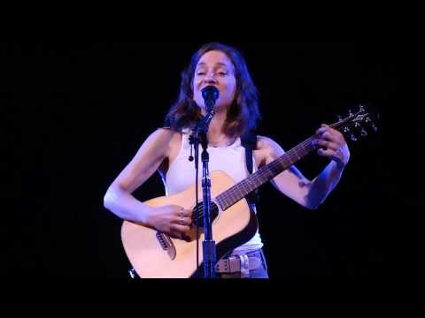 Ani DiFranco - Rainy Parade (live in Sacramento)