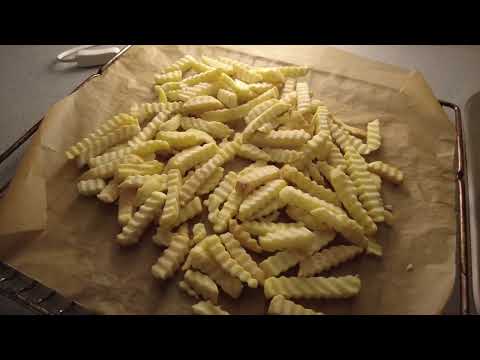 MongoTV_8226 - SÆTTER POMFRITTER OVER FREDAG AFTEN OG TAGER ET GLAS BILLIG COLA LIGHT