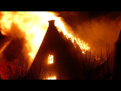 [GRIP 1] Zeer Grote Brand in de binnenstad van Elburg | Hulpdiensten rukken Massaal uit