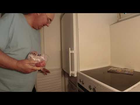 MongoTV_5375 - PAKKER BILLIG HAKKET OKSEKØD NED I FRYSER