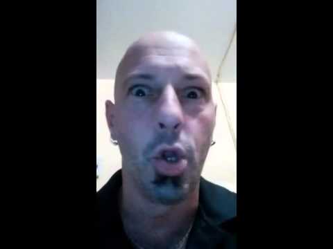 La relation entre nos orteils et le coin de mur !