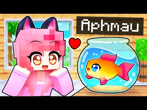 Playing as a HELPFUL GOLDFISH In Minecraft!