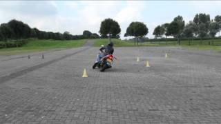 preview picture of video 'Autorijschool Roermond denkbeeldige acht Voordelig motorrijles Fermonia Rijschool Roermond'