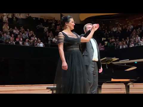 LIVE ANNA NETREBKO-Saluts-Paris-2023