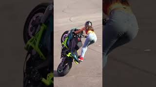Download lagu Cewek Skill Dewa Naik Motor | Cewek Motor | #shorts mp3