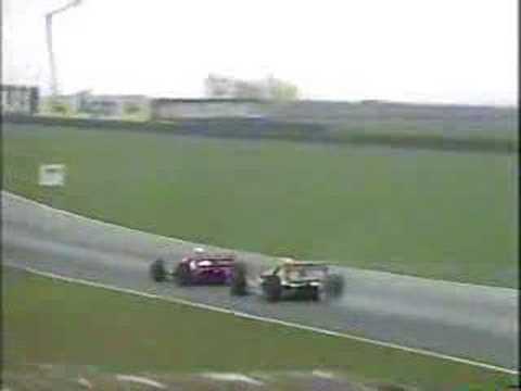 Ayton Senna larga em 4º e ultrapassa todo mundo na 1ª volta.