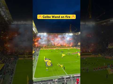 🔥⚫️🟡 „Gelbe Wand“ Südtribüne Dortmund mit beeindruckender Pyro-Choreo gegen Union Berlin. #BVBFCU